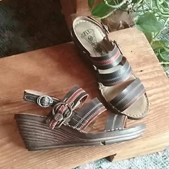 fly london flip flops